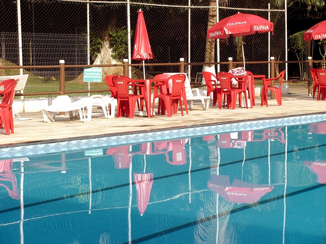 posezení u bazénu se slunečníky